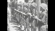 Soldaten stehen in einer Reihe.  