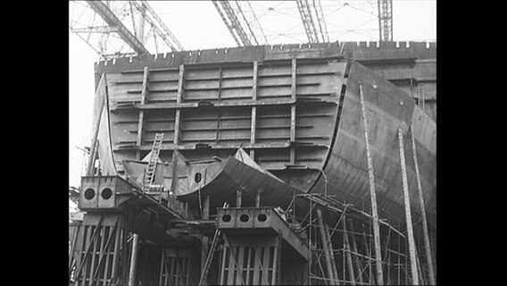Schiffsrumpf in einer Werft.  