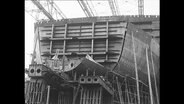 Schiffsrumpf in einer Werft.  