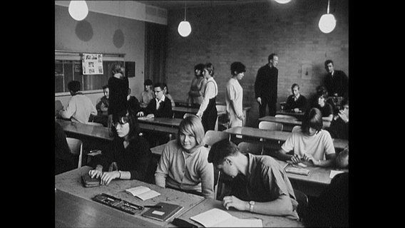 Ein Klassenraum mit Schüler:innen (Archivbild)  
