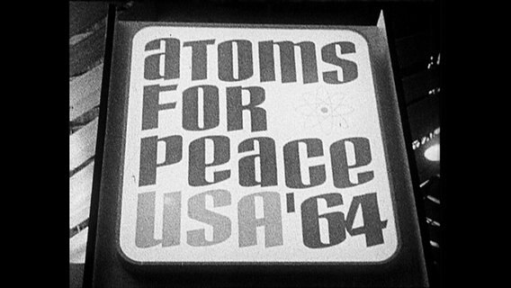 Eine Anzeige mit der Aufschrift "Atoms for peace USA '64"  