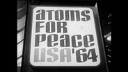 Eine Anzeige mit der Aufschrift "Atoms for peace USA '64"  