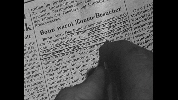 Ein Zeitungsartikel mit der Überschrift "Bonn warnt Zonen Besucher" (Archivbild)  