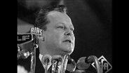 Willy Brandt redet an einem Pult (Archivbild)  