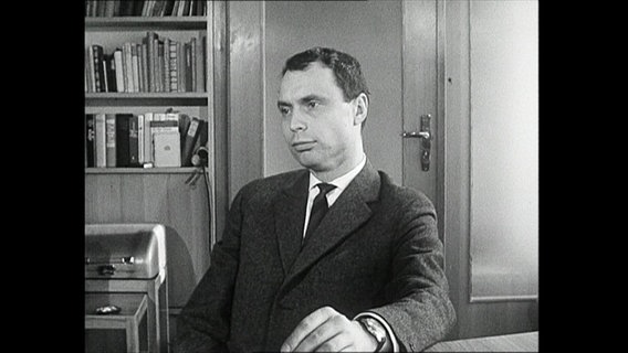 Der Moderator sitzt seinem Gesprächspartner gegenüber und hört ihm aufmerksam zu (Archivbild)  