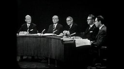 Mehrere Männer sitzen um einen halbrunden Tisch (Archivbild)  
