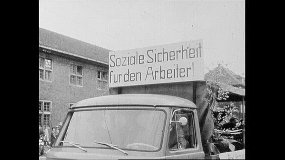 Plakat mit der Aufschrift "Soziale Sicherheit für den Arbeiter"  