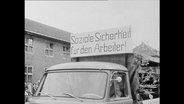 Plakat mit der Aufschrift "Soziale Sicherheit für den Arbeiter"  
