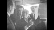 Walter Ulbricht unterhält sich mit drei Männern.  