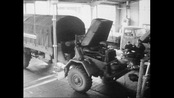 Ein Panzer der Bundeswehr in der Werkstatt (Archiv-Bild).  