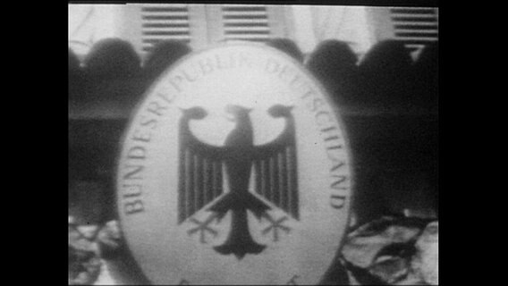 Schild mit der Aufschrift "Bundesrepublik Deutschland"  