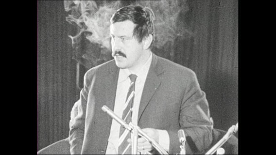 Günter Grass spricht in ein Mikrofon.  