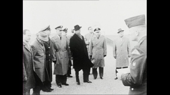 Männer in Uniform stehen zusammen.  
