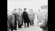 Männer in Uniform stehen zusammen.  
