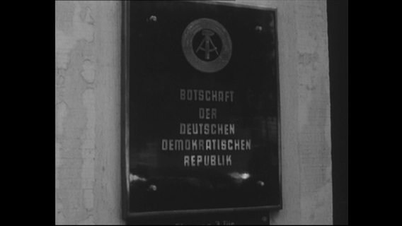 Schild mit der Aufschrift "Botschaft der Deutschen Demokratischen Republik"  
