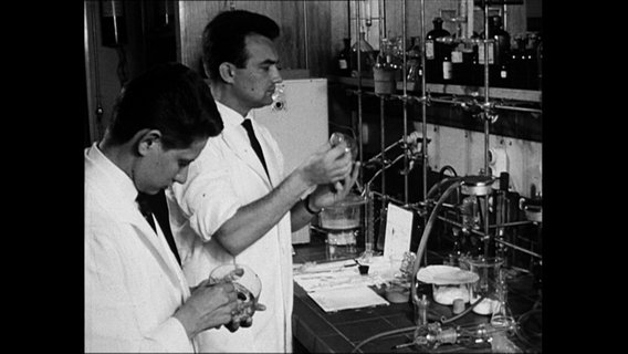 Zwei Chemie-Studenten im Labor.  