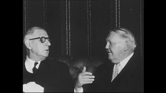 Charles des Gaulle und Ludwig Erhard unterhalten sich.  