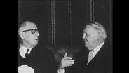 Charles des Gaulle und Ludwig Erhard unterhalten sich.  