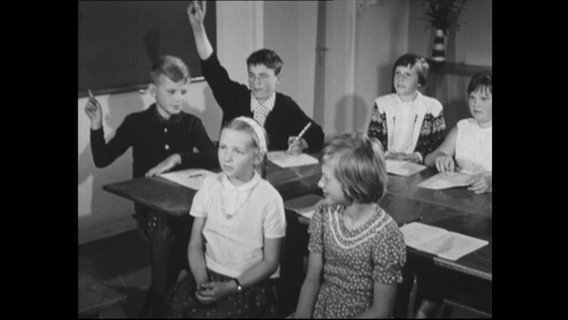 Schulkinder sitzen im Klassenzimmer (Archiv-Bild).  