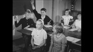 Schulkinder sitzen im Klassenzimmer (Archiv-Bild).  