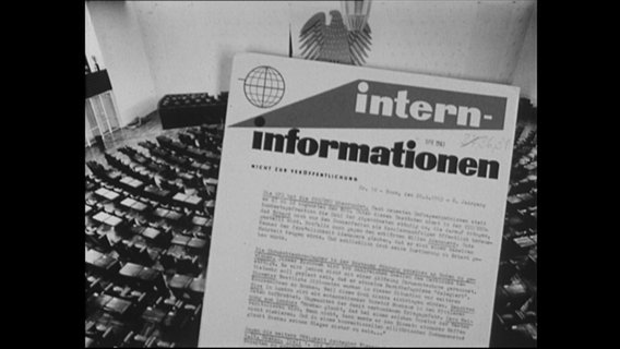 Papier mit der Aufschrift "Intern-informationen"  
