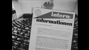 Papier mit der Aufschrift "Intern-informationen"  