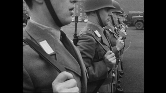 Soldaten der Bundeswehr stehen in einer Reihe.  