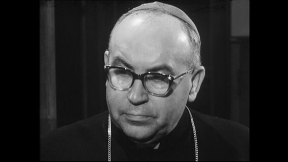 Eine Portraitaufnahme von einem katholischen Bischof  