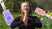 Anna von extra 3 praktiziert Impfneid-Yoga  