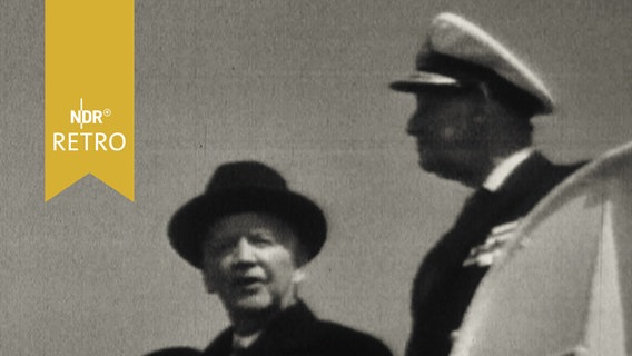 König Frederic von Dänemark und Bundespräsident Heinrich Lübke auf einer Fähre zwischen Puttgarden und Roedby (1964)  