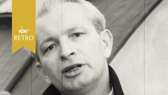 Schweden-Korrespondent des NDR 1963 bei einem TV-Kommentar  