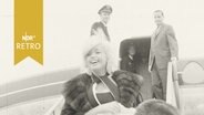Diva Jane Mansfield kommt lachend die Gangway am Hamburger Flughafen herunter (1963)  