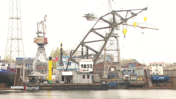 Der Schwimmkran "Saatsee" in der Jöhnk-Werft in Hamburg Harburg.  