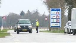 Autos und Polizeibeamte an einem deutsch-dänischen Grenzübergang.