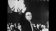 Ein Politiker winkt dem Publikum zu (Archivbild)  