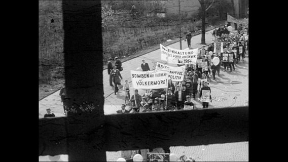 Ein Demonstrationszug eines Ostermarsches (Archivbild)  