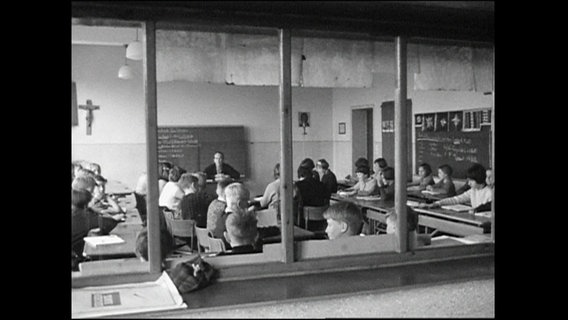 Blick durch Fenster in ein Klassenzimmer (Archiv-Bild).  