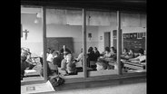 Blick durch Fenster in ein Klassenzimmer (Archiv-Bild).  