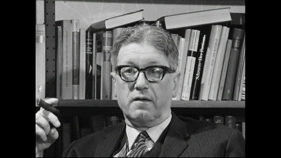 Theodor Eschenburg vor einem Bücherregal.  