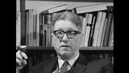 Theodor Eschenburg vor einem Bücherregal.  