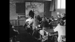 Schüler sitzen in einem Klassenzimmer (Archiv-Bild).  
