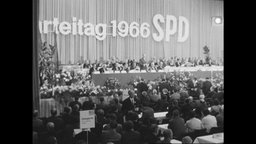 Eine Bühne, über dem das Banner "Parteigag 1966 SPD" hängt.  