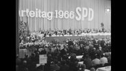 Eine Bühne, über dem das Banner "Parteigag 1966 SPD" hängt.  