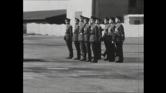 Soldaten der britischen Rheinarmee stehen in Formation.  