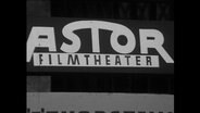 Schild mit der Aufschrift "Astor Filmtheater"  