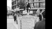 Schild mit der Aufschrift "Berliner Bären Sightseeing-Tour"  