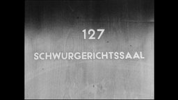 Eine Tür mit der Aufschrift "127 Schwurgerichtssaal"  
