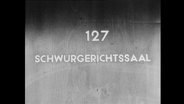 Eine Tür mit der Aufschrift "127 Schwurgerichtssaal"  