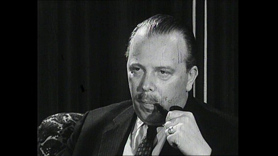 Ein Mann mit Pfeife im Mund (Archivbild)  