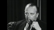 Ein Mann mit Pfeife im Mund (Archivbild)  